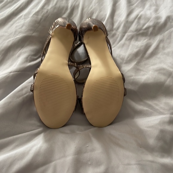 Shoe dazzle. Bronze snakeskin heels. Size 7.5 - Picture 3 of 4